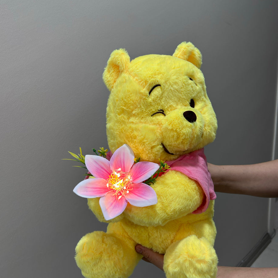 Lilyumlu Pembe Çiçekli Göz Kırpan Winnie the Pooh Peluş Ayı
