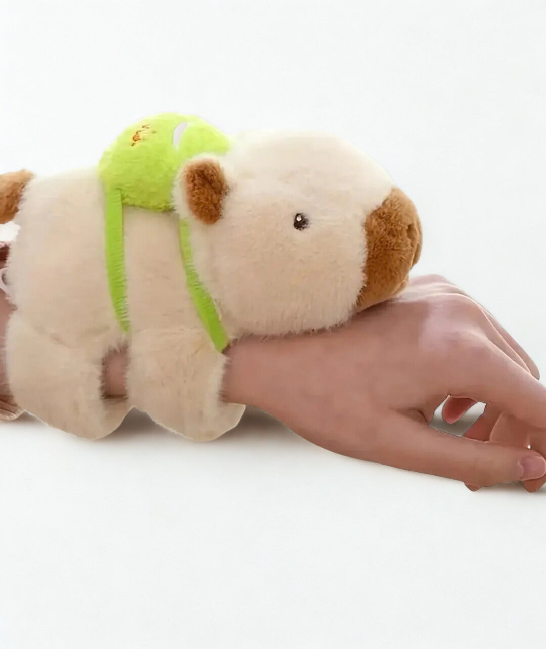 Capybara Sarılan Peluş Oyuncak – Kol Bantlı Kola Takılan Kapibara Peluş