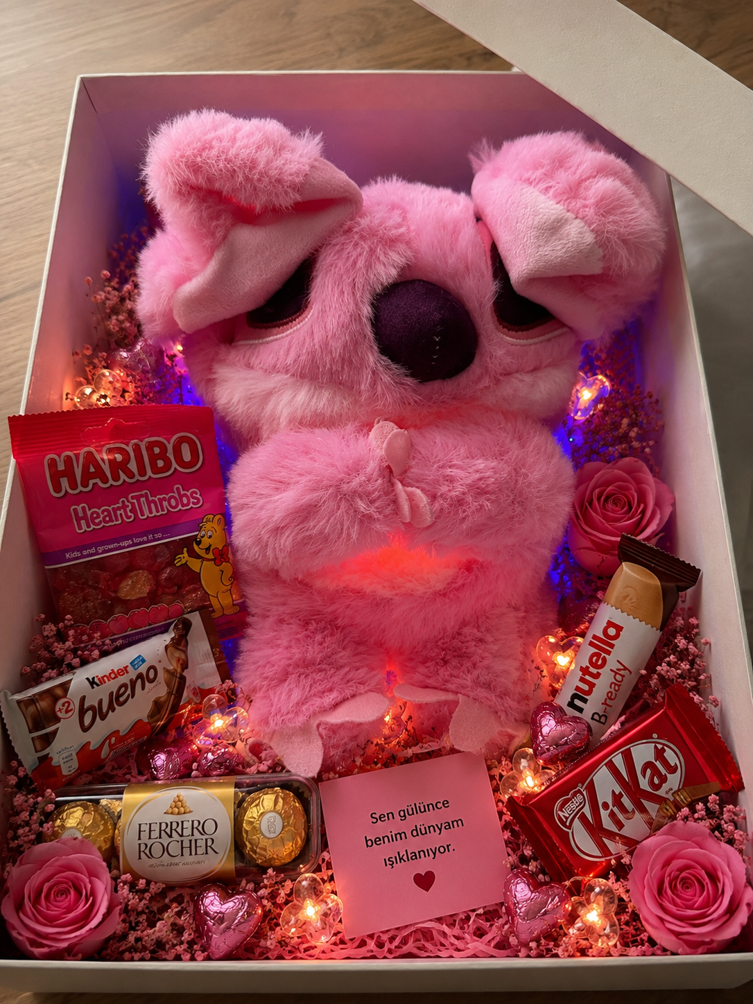 Nefes Alan Pembe Stitch Işıklı Hediye Kutusu | Çikolata, Haribo ve Romantik Sürpriz Hediye Paketi