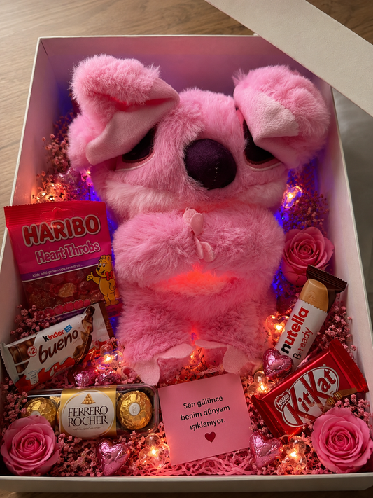 Nefes Alan Pembe Stitch Işıklı Hediye Kutusu | Çikolata, Haribo ve Romantik Sürpriz Hediye Paketi